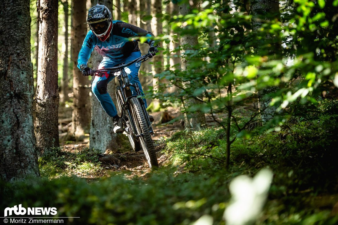 Wer auf dem Enduro-Bike im Sommer selbst treten muss, der könnte schon mal warme Füße bekommen