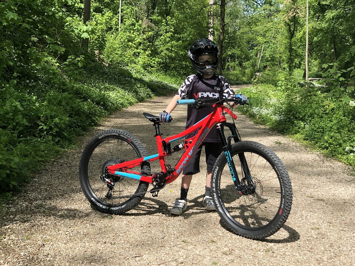 ... während an der Front (noch) eine SR Suntour Epixon 9 verbaut ist