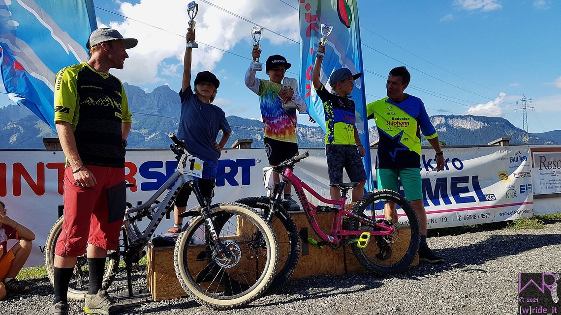 Siegerehrung U9 mit Max auf dem zweiten Platz links im Bild