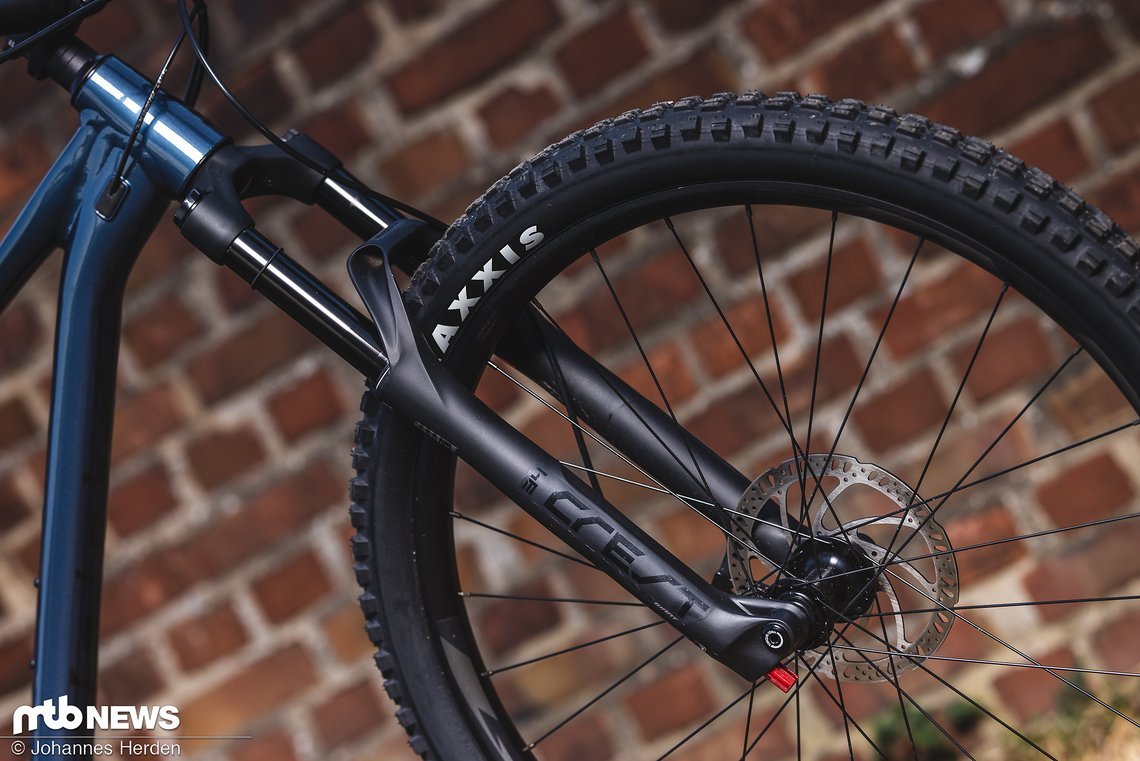 Die Giant Crest 34 RCL Federgabel bietet 130 mm Federweg.