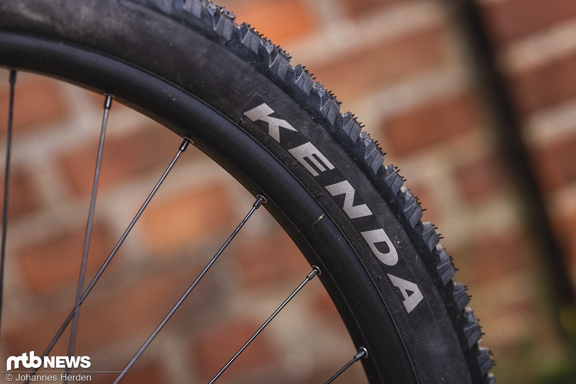 Kenda Regolith-Reifen sind für den Grip verantwortlich.