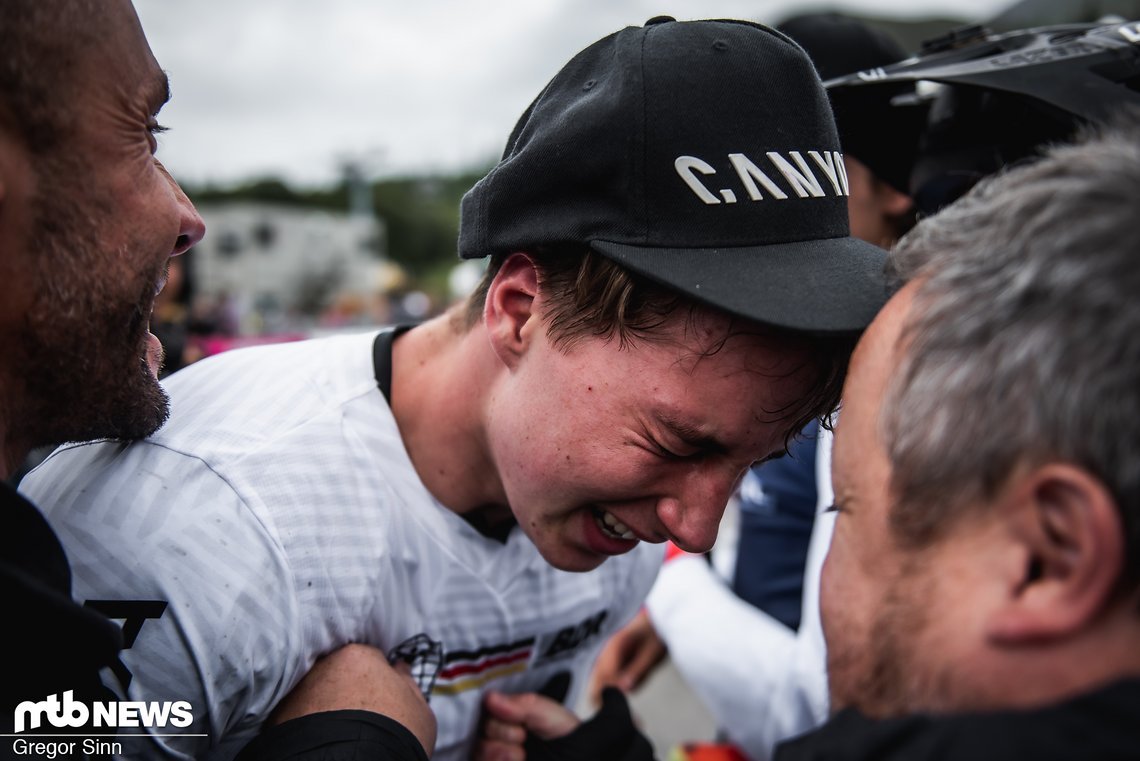 Die Freude beim Canyon-Team rund um Fabien Barel war riesig.