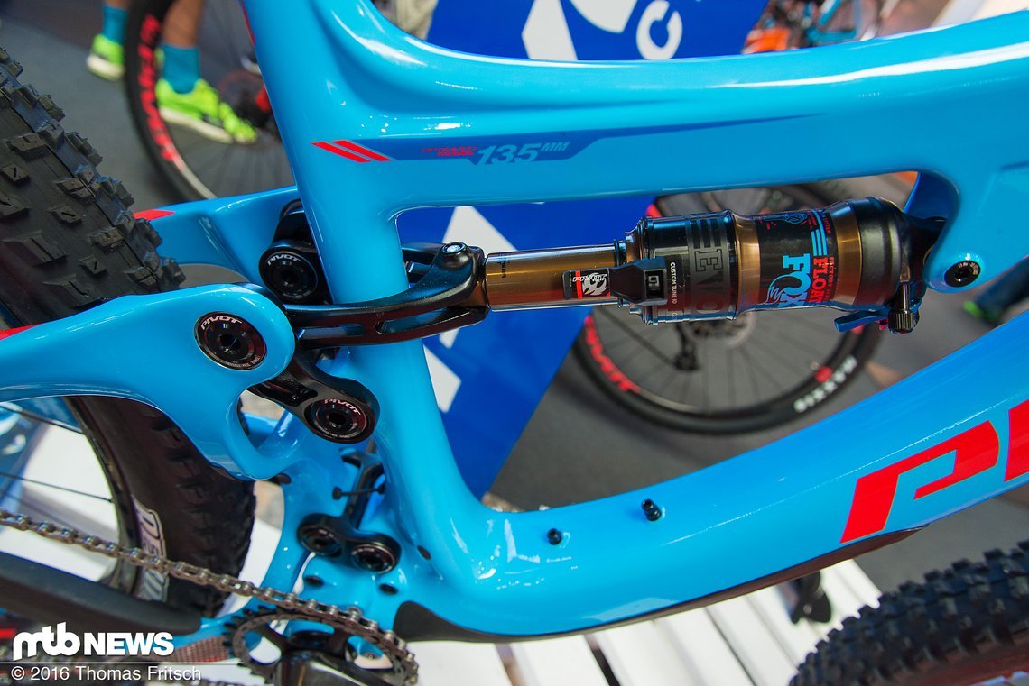 135 mm Federweg bietet das Switchblade am Heck