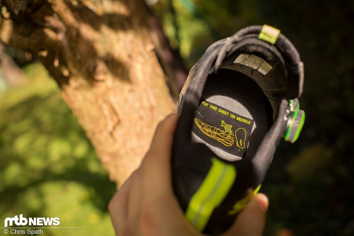 Im Schuh soll man zudem einen Kleber auf der Cleat-Fläche anbringen