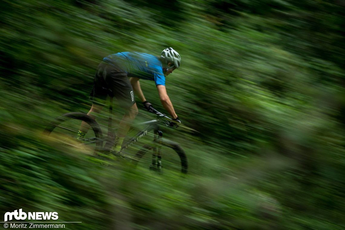 Welches der drei Bikes hat bergauf die Nase vorn? Wie unterscheiden sie sich in der Praxis voneinander? Und auf welchem Rad zieht man auf schnellen und ruppigen Abfahrten der Konkurrenz davon?