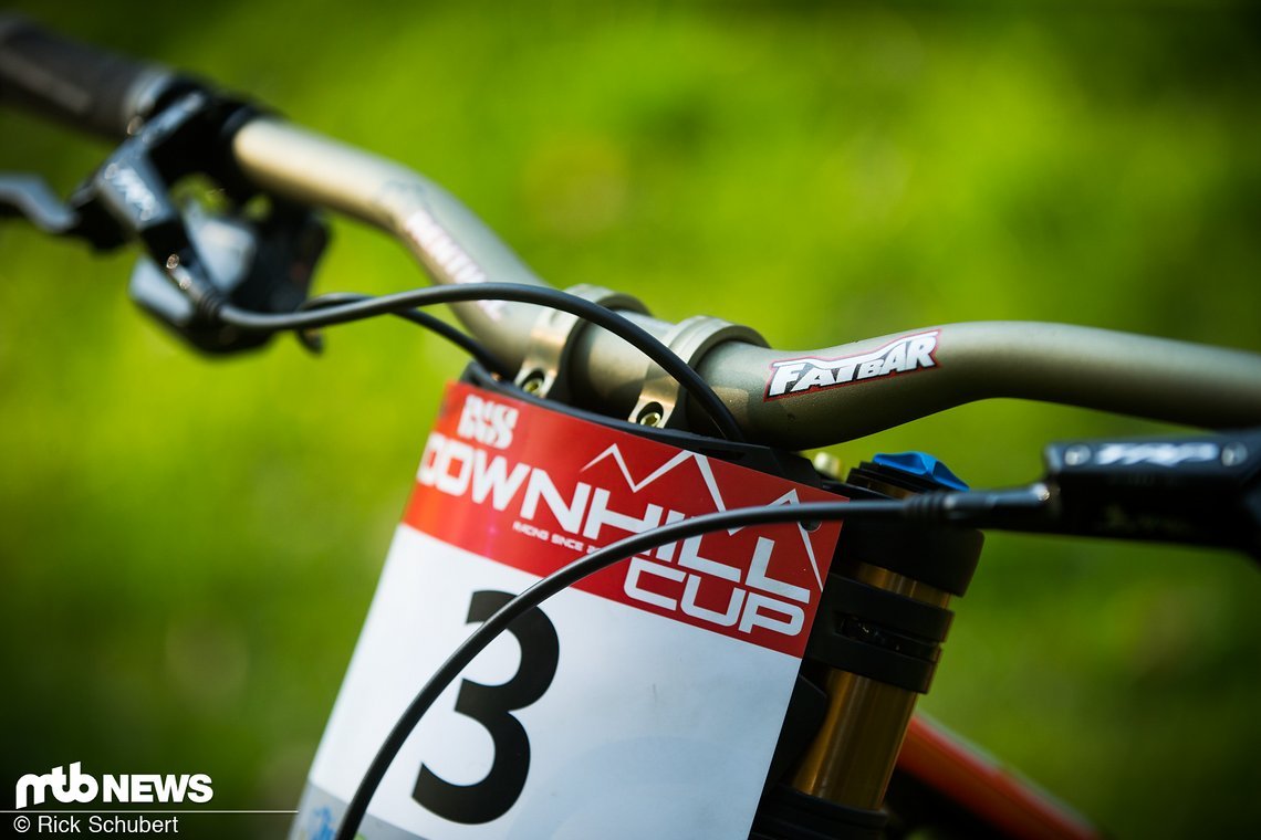 In Maribor war ein 790 mm breiter Renthal Fatbar-Lenker aus Alu und mit 30 mm Rise montiert.