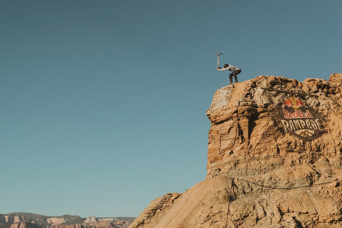 Droppen oder flippen? Das ist hier die Frage. Einen der beiden Tricks hat Szymon Godziek nach eigener Aussage aber auf jeden Fall in Arbeit. Keine ganz unerhebliche Höhe dafür …