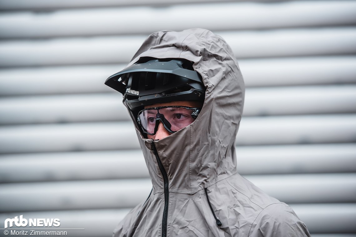 Bei ganz unfreundlichem Wetter lässt sich bei Bedarf die Kapuze problemlos über den Helm ziehen.