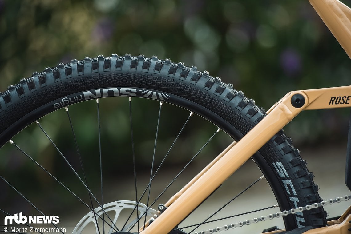 Stabile Schwalbe Big Betty-Reifen sind auf Sun Ringlé-Laufrädern aus Aluminium montiert.