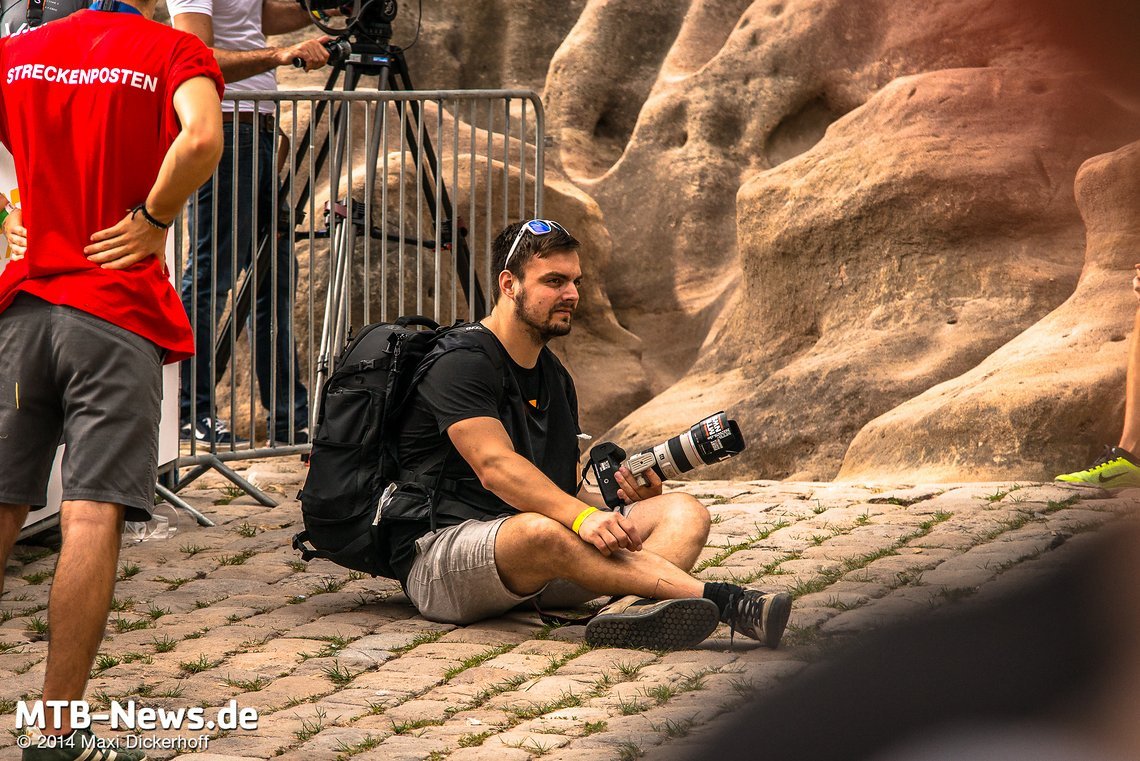 Unser Fotograf bei der Arbeit: Hannes wartet auf den nächsten Fahrer - bereit für den nächsten genialen Schuss!