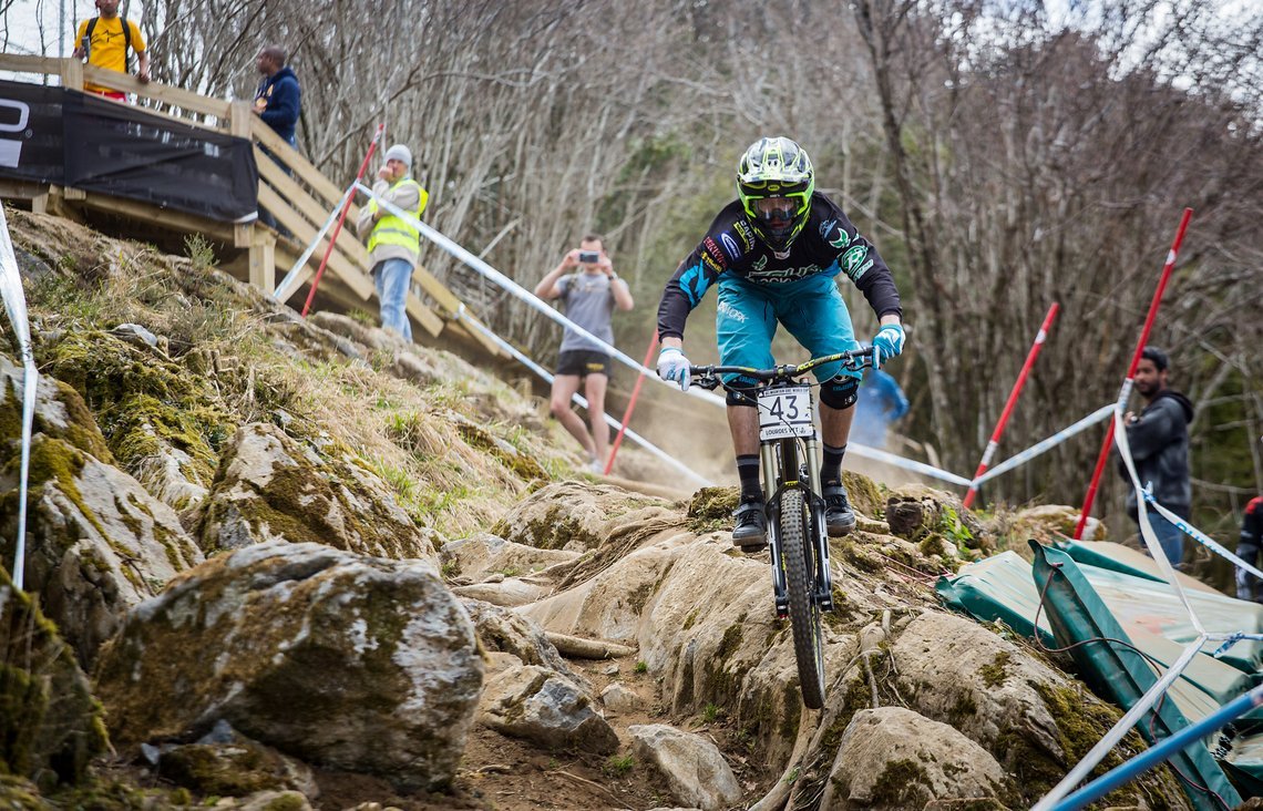 Harry Molloy findet seinen Weg durch die Steinfelder. Er sollte später hier mit einem Platten runter kommen.