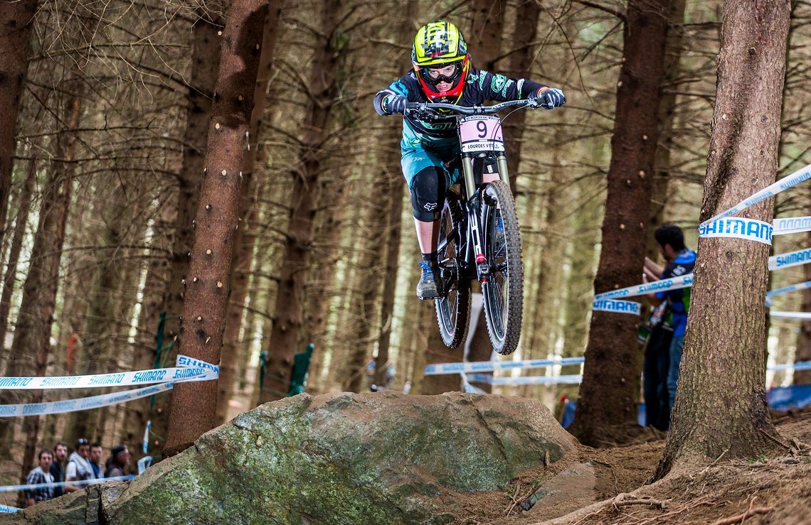 Morgane fliegt durch den Wald im unteren Teil der Strecke