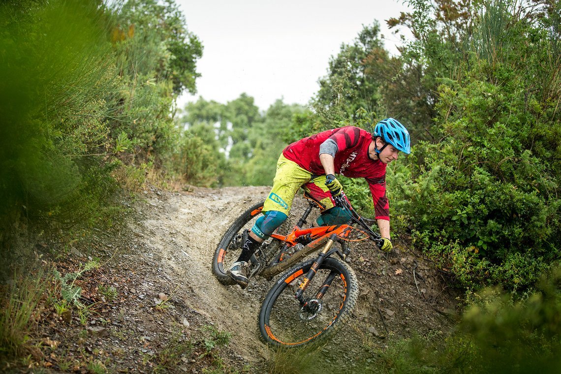 Wer nach Italien fährt erwartet im Juni hohe Temperaturen und staubige Trails