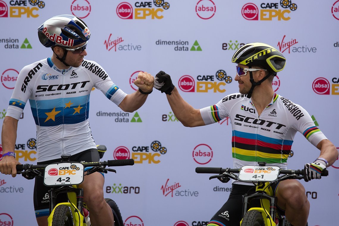 Ob Lars Forster (links) und Nino Schurter (rechts) da schon wussten, dass sie rund 45 Minuten später das gelbe Leadertrikot überstreifen dürfen?