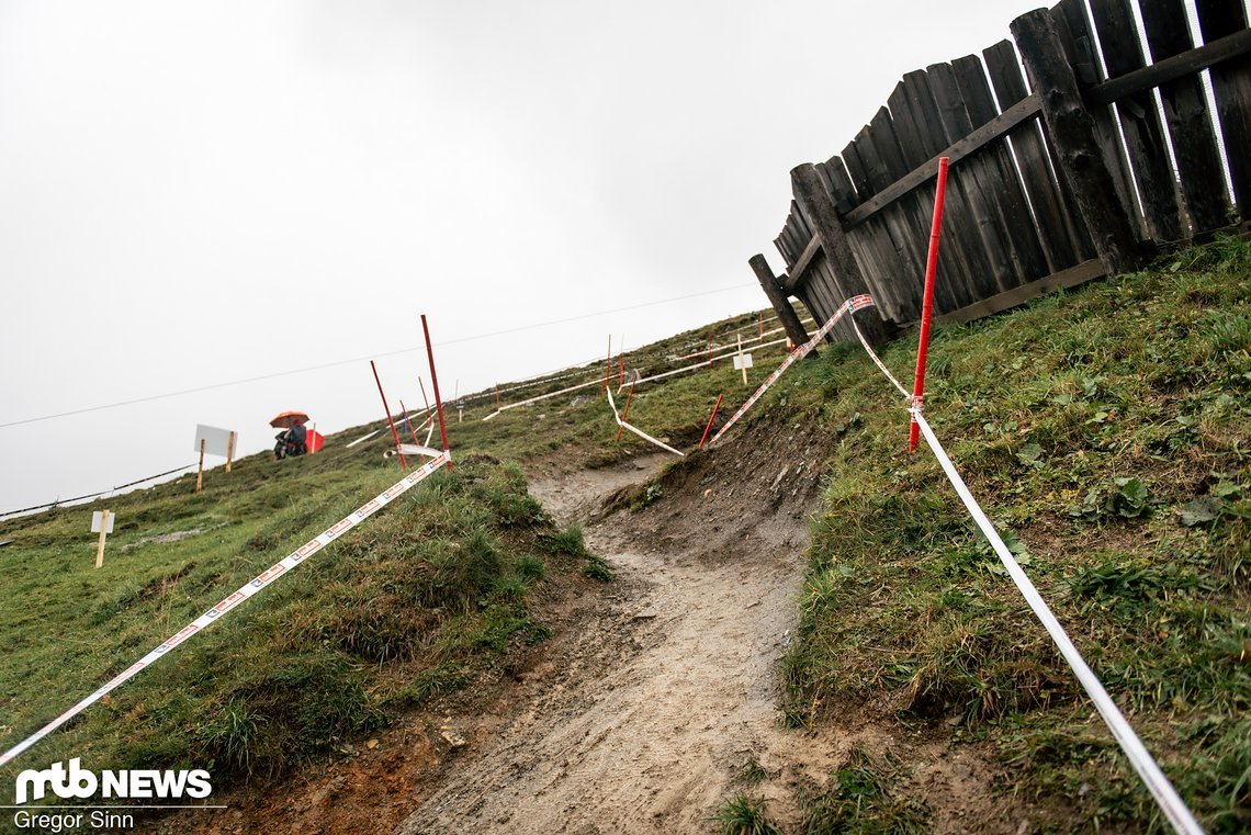 Bereits im oberen Teil wich die Rennstrecke deutlich vom Verlauf der Bikepark-Linie ab und sorgte so für technischen Anspruch.