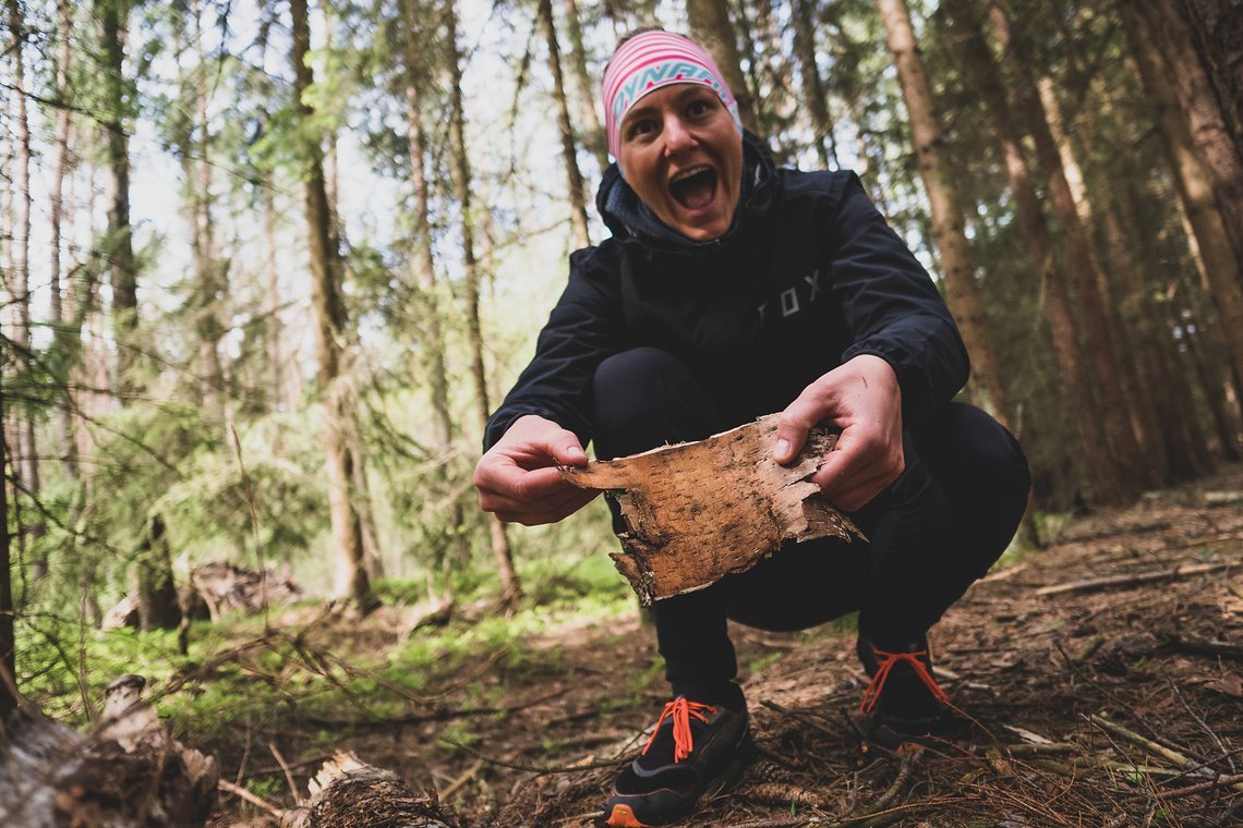 Uli freut sich über Birkenrinde und übt schon mal ihren Ich-habe-Feuer-gemacht Blick