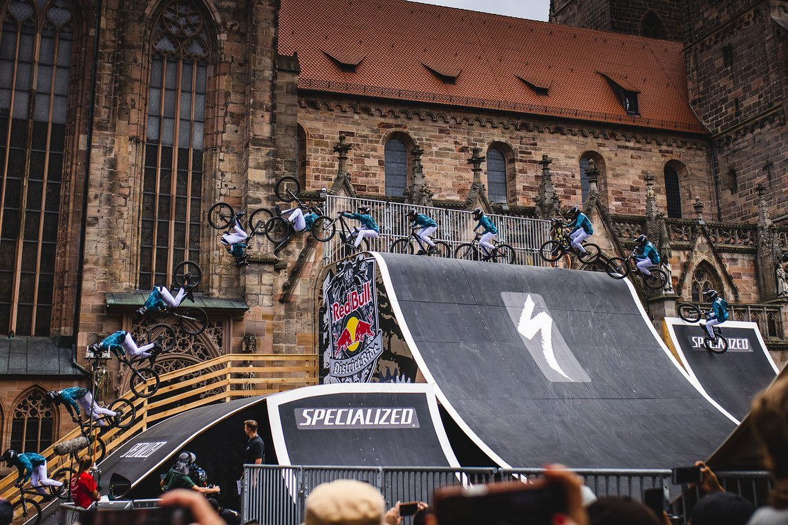 Für diese Collage musste ich richtig lange warten – ich wusste aus dem Training, dass Tom Isted hier einen Backflip hinunter springen wollte