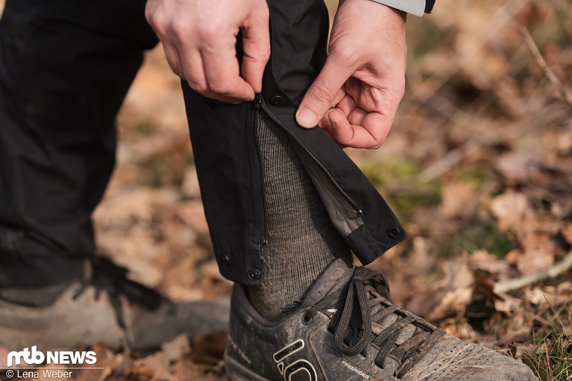 Die großzügigen Reißverschlüsse erleichterten das Drüberziehen der Hose auch bei voller Montur.