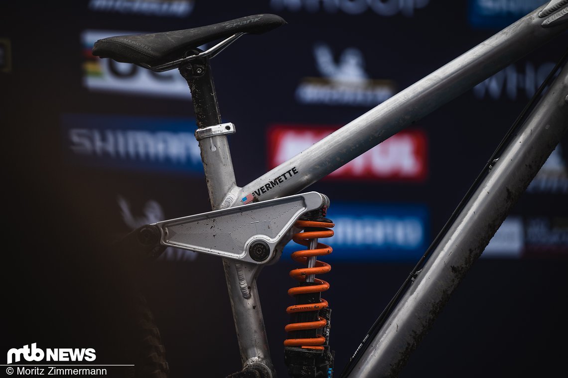 Die kleine Marke Frameworks ist damit erstmals auf dem Podium im Downhill World Cup gelandet …
