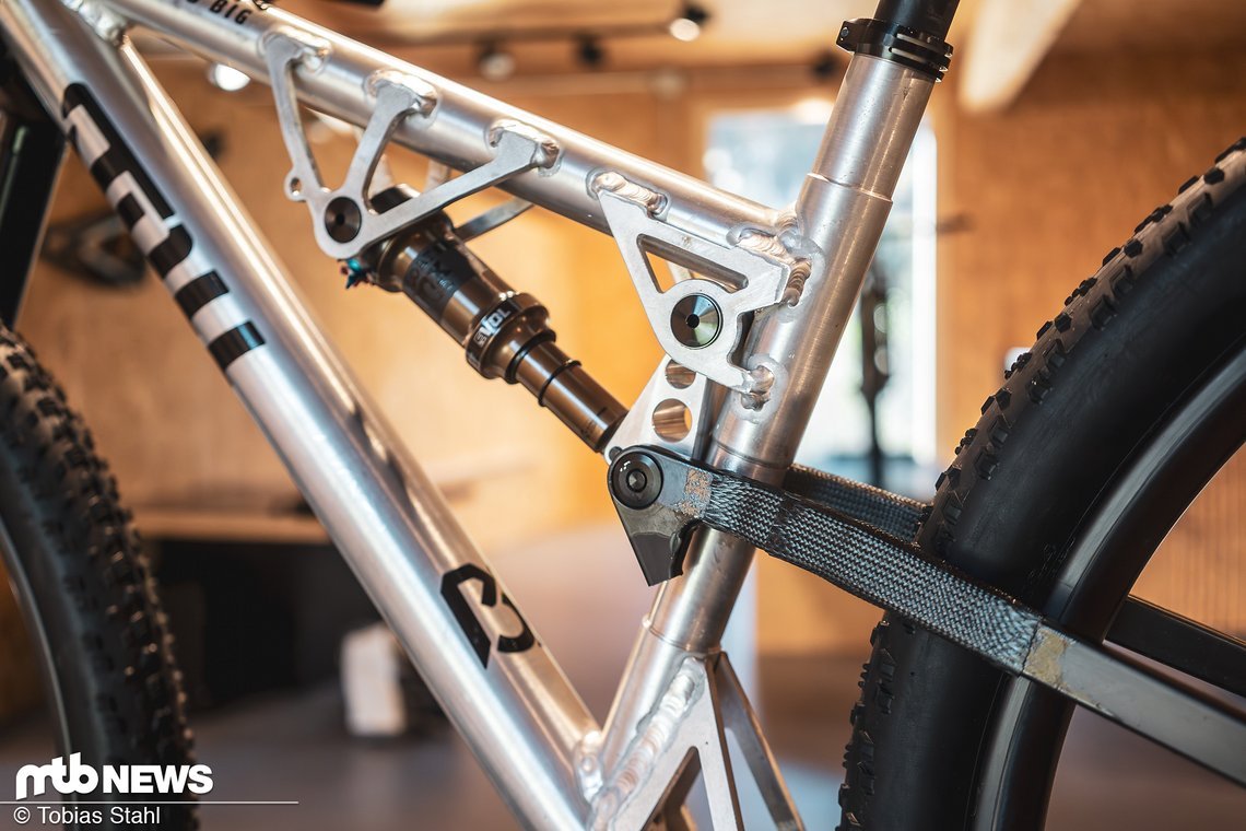 Der Hauptrahmen ist aus Aluminium geschweißt und optisch sicher nicht der Weißheit letzter Schluss