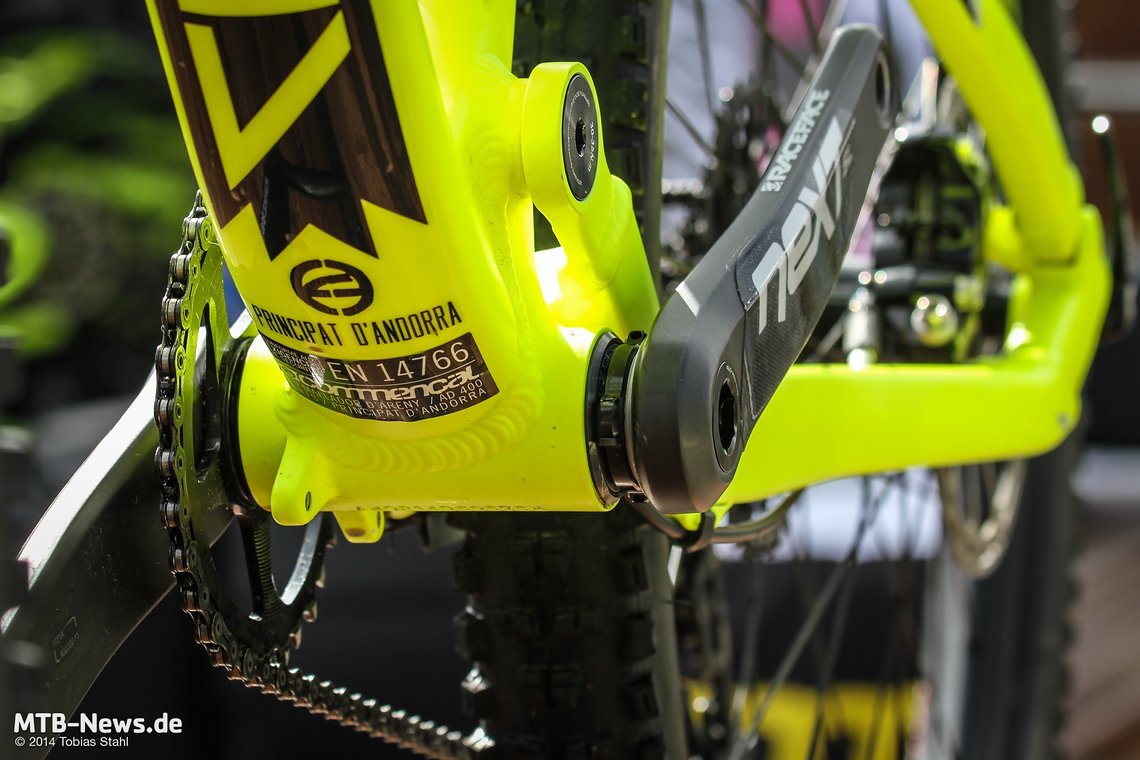 Das BB92 Pressfit-Innenlager hat sich bei Commencal bewährt. Dazu gibt es eine ISCG05 Kettenführungsaufnahme