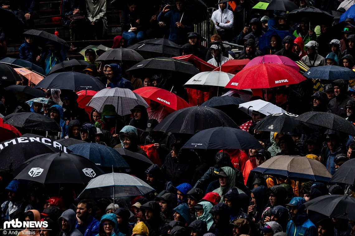 Das Publikum war auf den Wetterumsturz bestens vorbereitet und schnell wurden die Regenschirme gezückt.