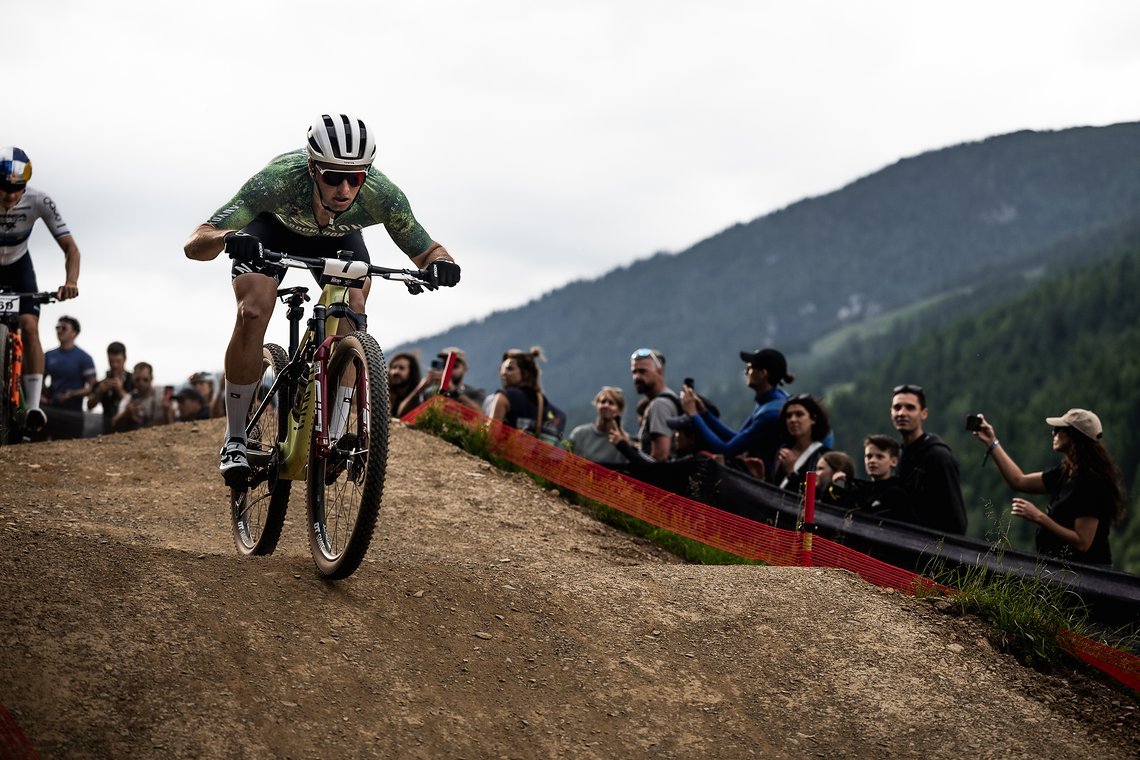 Der Short Track in Leogang war alles andere als lustig. Die Profis fuhren eine enorme Pace auf der extrem harten Strecke. In den 23 Minuten Renndauer sammelten Luca und Co. fast 400 Höhenmeter. Gemütlich ging es dabei zu keinem Zeitpunkt zu.