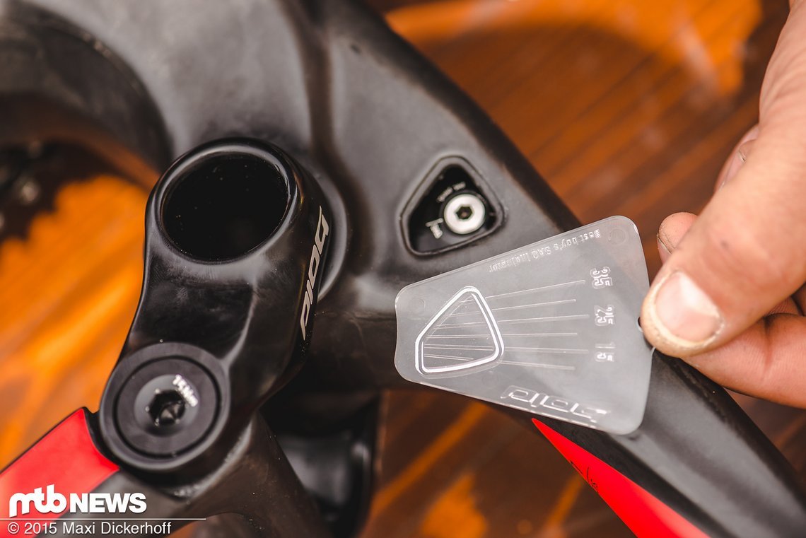 SAG-Indikator auf der Wippe und Messskala auf der Plastikscheibe