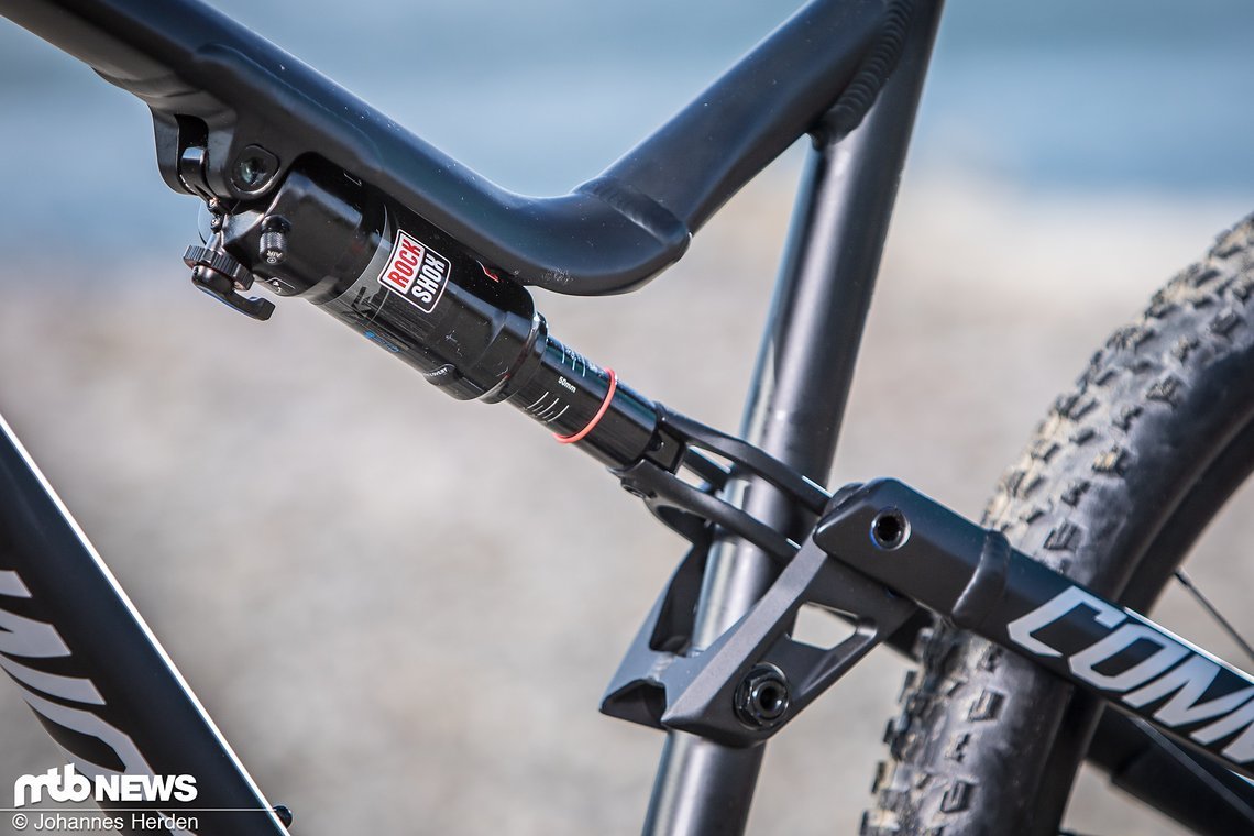 Der RockShox Deluxe RT-Dämpfer am Commençal Meta Trail V4.2 ist schick unter dem Oberrohr versteckt