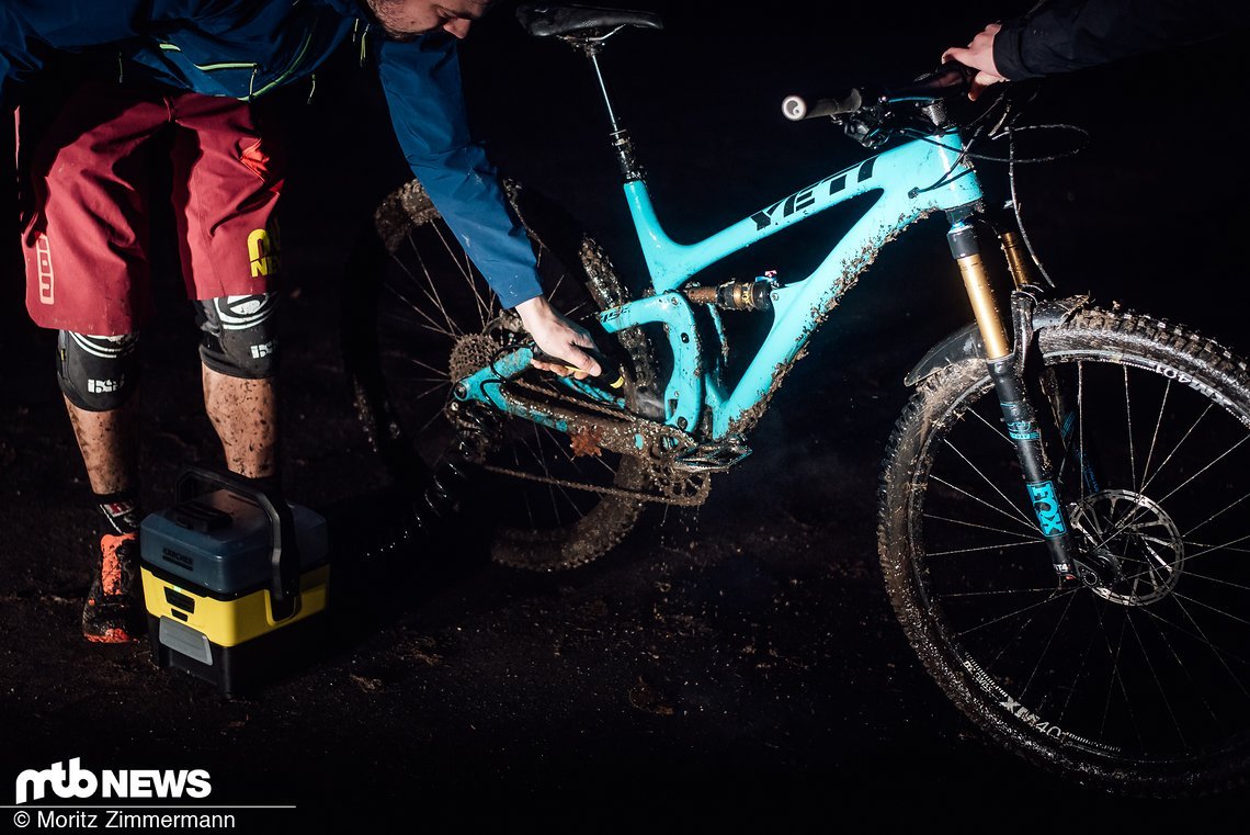 Um den Matsch auch sinnvoll aus allen Ecken zu bekommen, empfiehlt es sich, die Flachstrahldüse recht nah am Bike anzusetzen