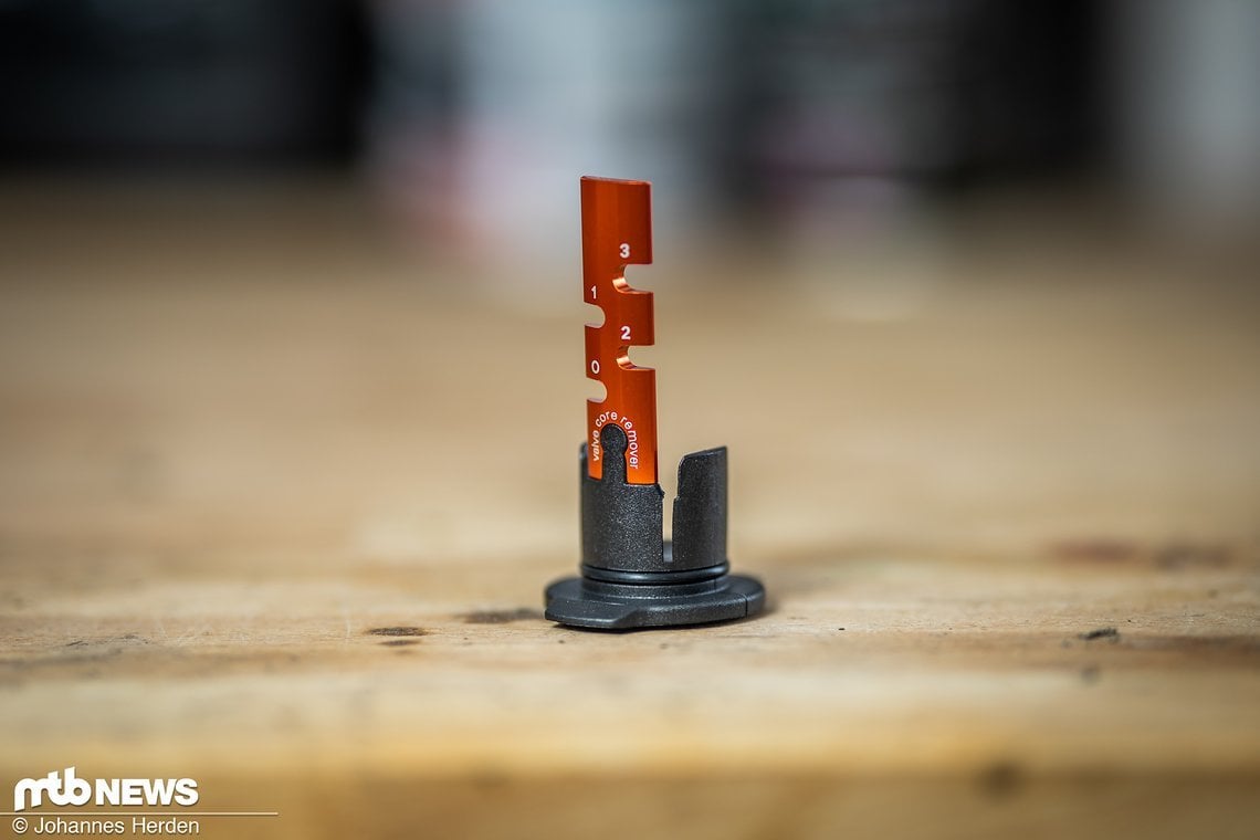 Mit im Plastikkopf verankert ist ein gefrästes Alu-Plättchen, das vier Nippelspanner und ein Tool für das Ventilherz beherbergt.