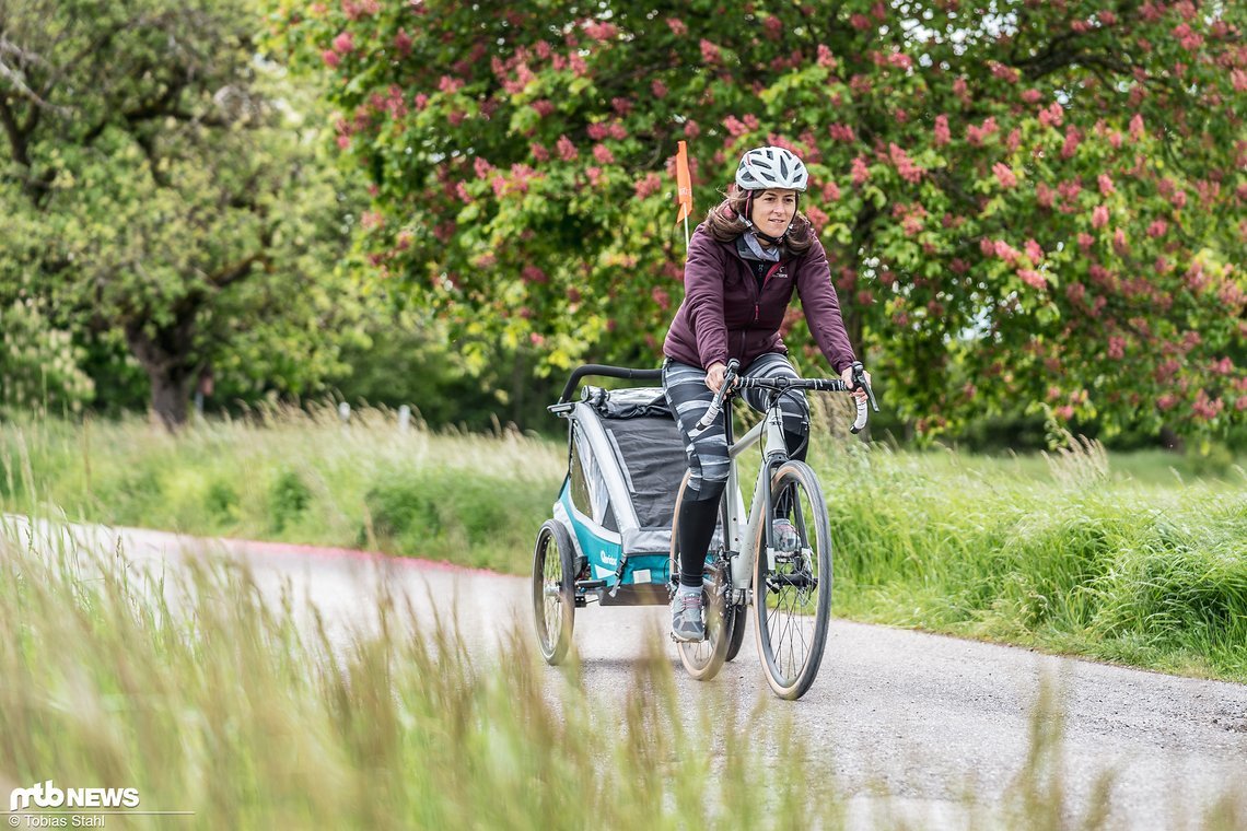 Auf Teer, zum Beispiel hinter dem Gravel-Bike, macht der Qeridoo Kidgoo eine gute Figur