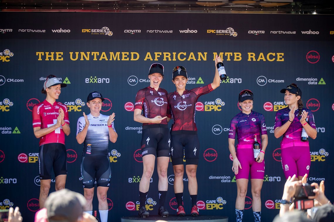 Das Podium der Damen: Ninetynine-Songo-Specialized siegt vor Symbtech ZA und Fanes Rola