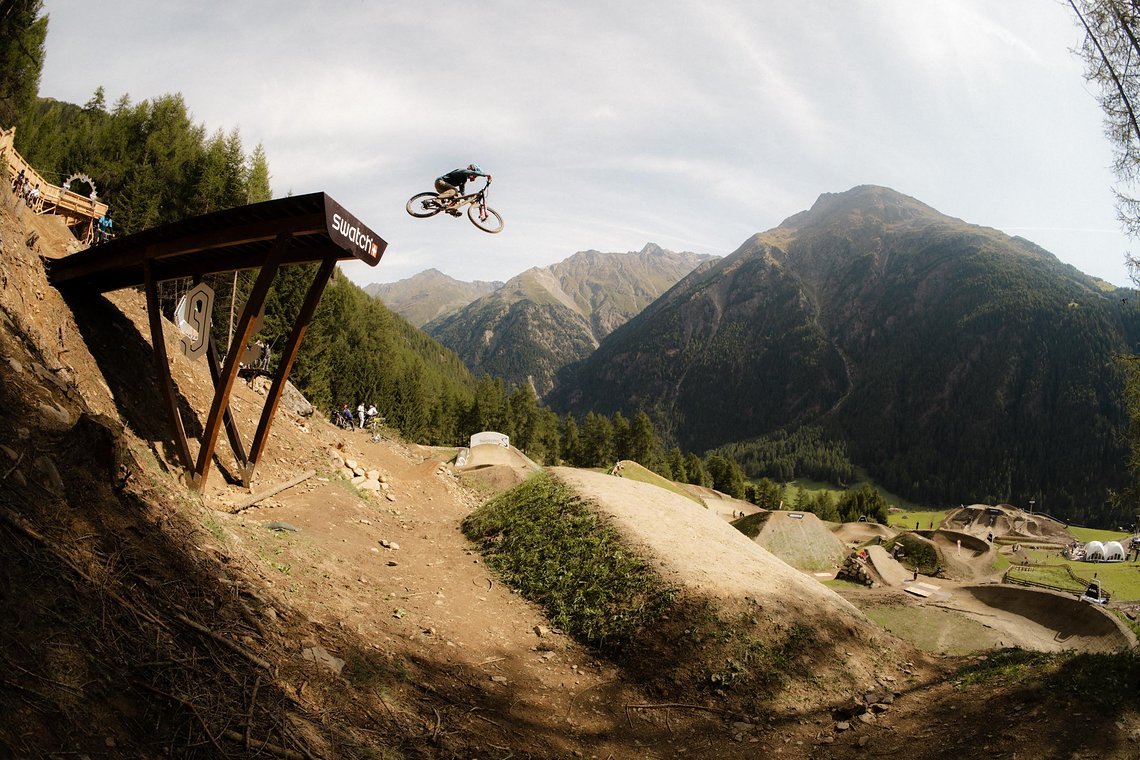 Casey Brown schießt sich den fetten Step Down hinab.