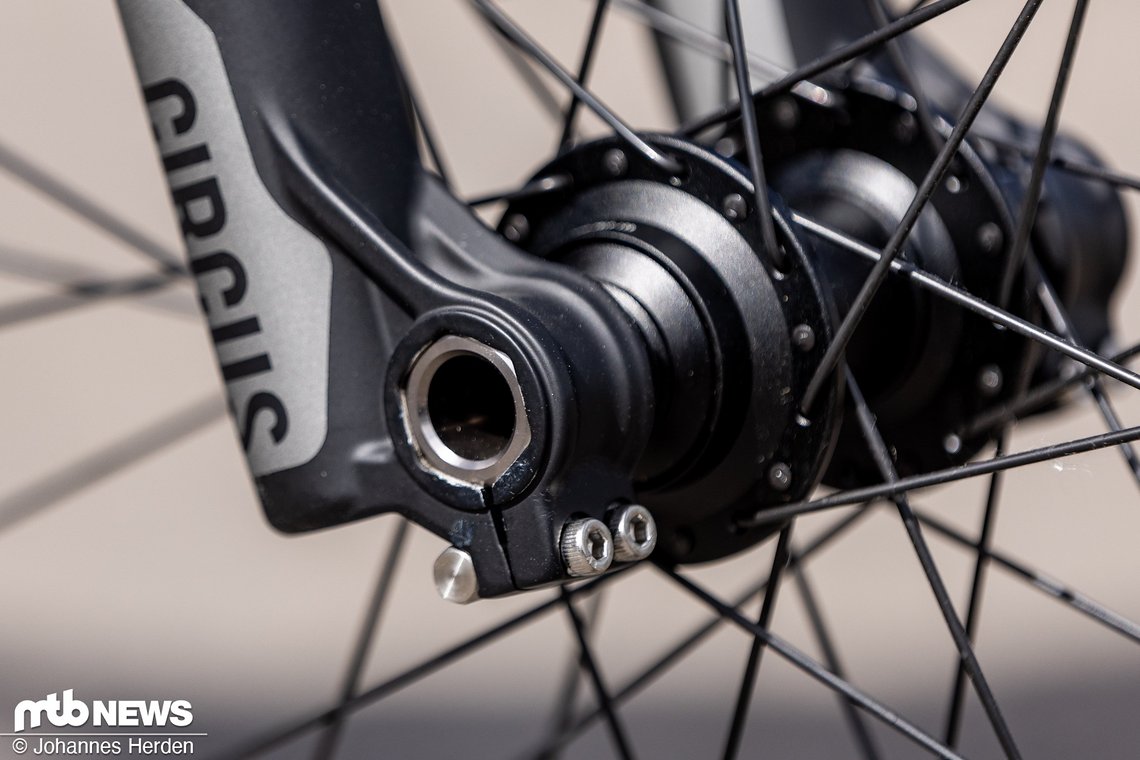 Die Achsmontage bei Manitou und Marzocchi hingegen ist aufwändiger als bei RockShox und X-Fusion.