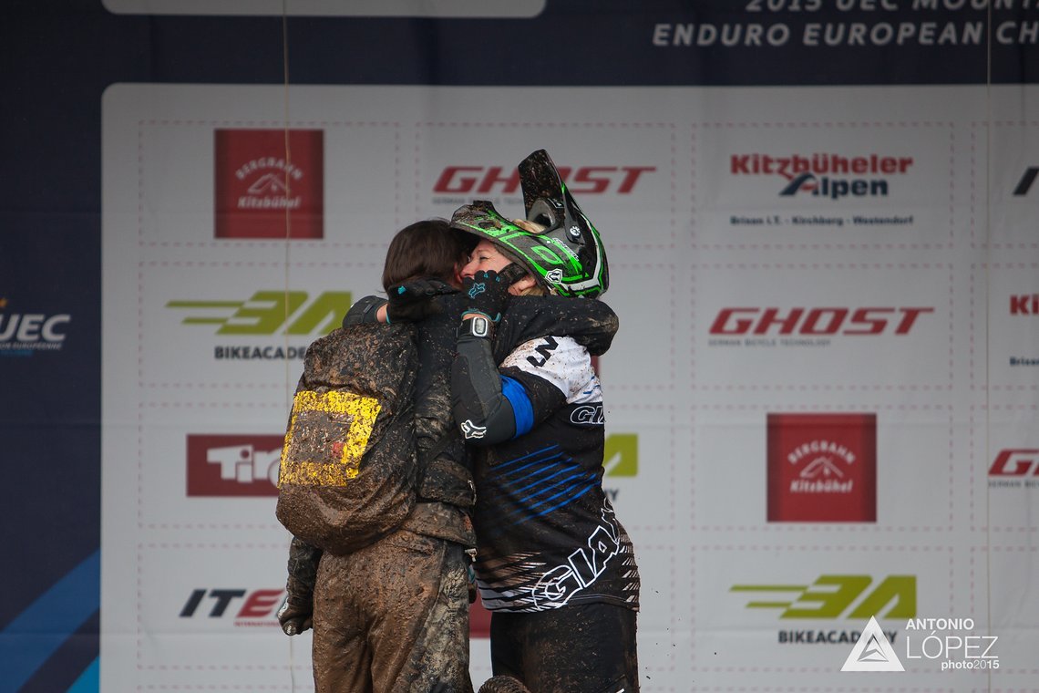 Frohnatur Antje Kramer (GER) kürte sich zur ersten Enduro Europameisterin der Klasse Damen Masters und überstrahlte sogar das schlechte Wetter.