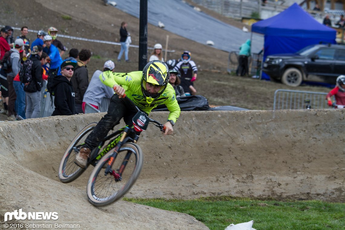 Der letztjährige King of Crankworx, Bernard Kerr, schafft es auf dem Pumptrack diesmal nicht unter die schnellsten 16