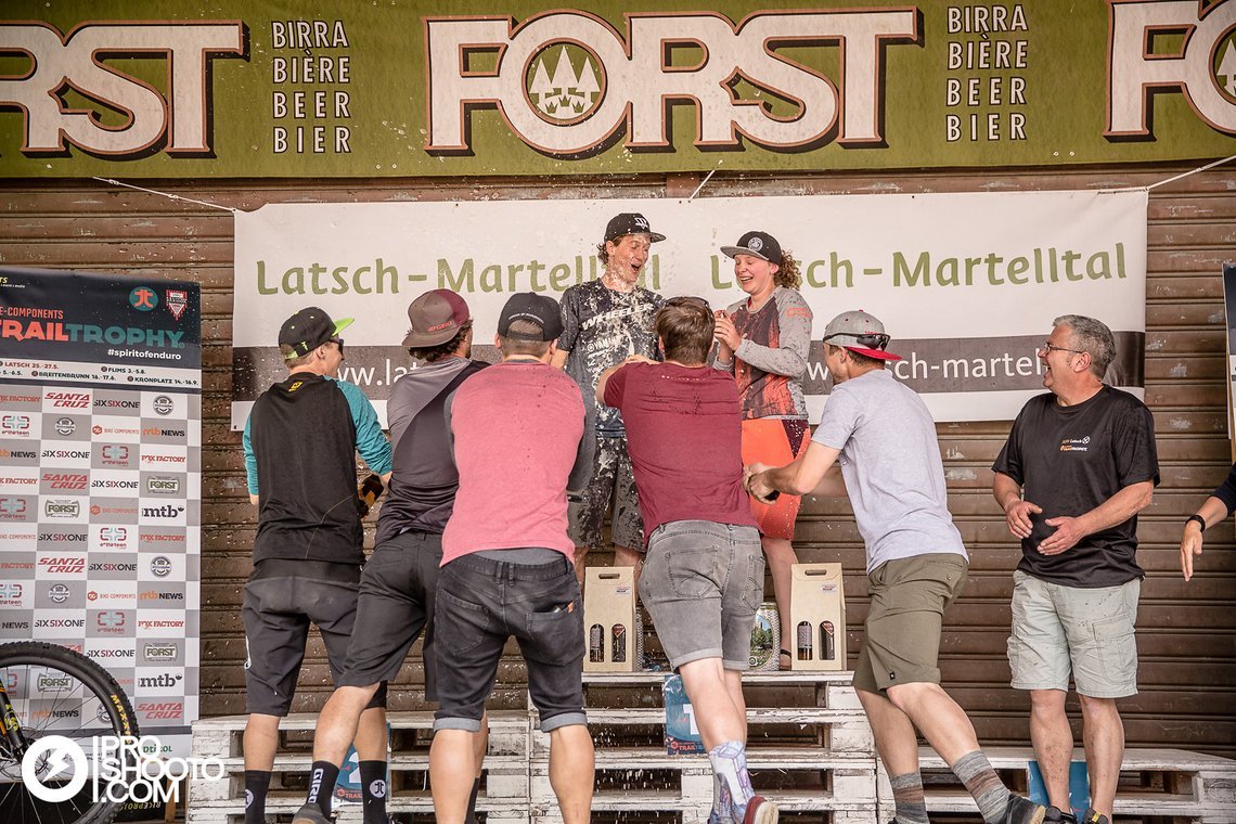 Sektdusche für die Gesamtsieger