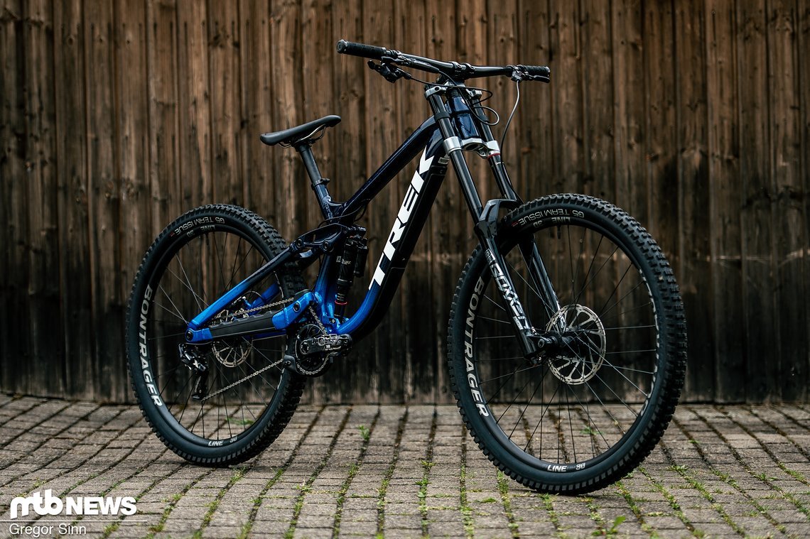 Das Trek Session bietet als einziges Rad im DH-Vergleichstest einen Hinterbau mit hohem Drehpunkt und Kettenumlenkung sowie einen Alurahmen.