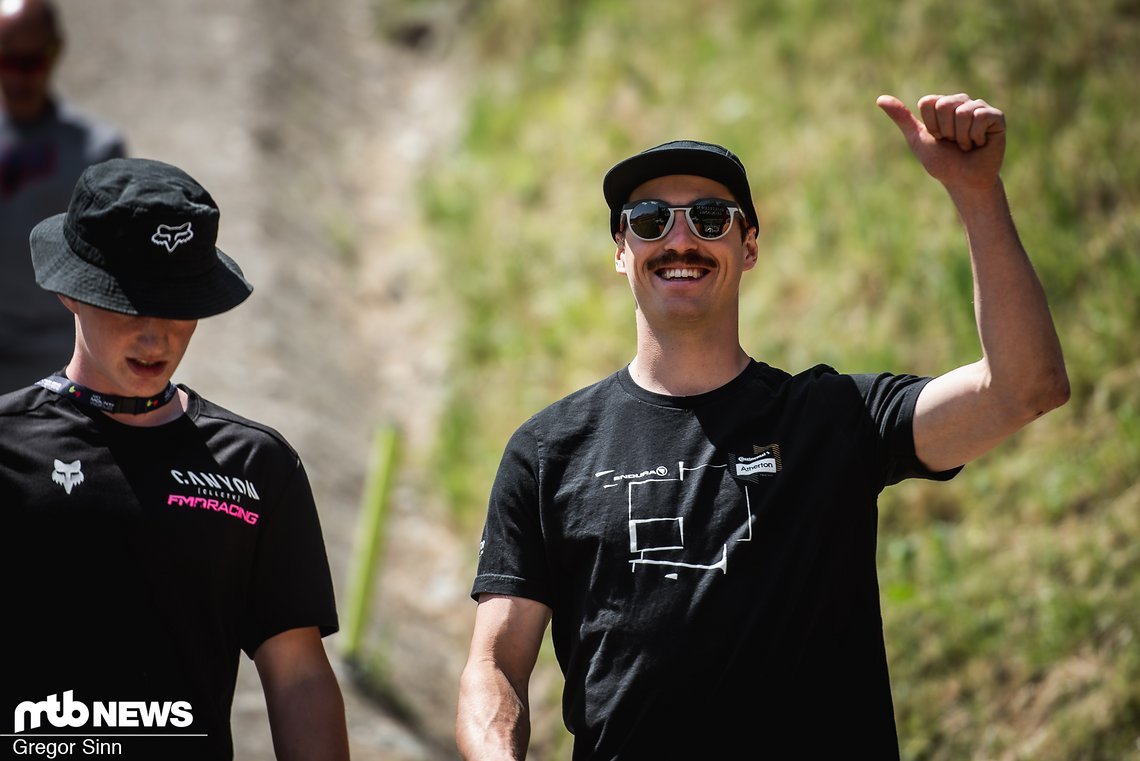 Daumen hoch von Andi Kolb, der den Track Walk in einer Lederhose absolviert hat