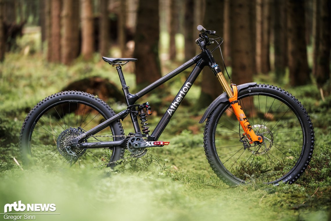 Das Atherton A170 setzt auf Mullet-Laufräder, 180/170 mm Federweg und einen denkwürdigen Carbon-Titan-Rahmen.