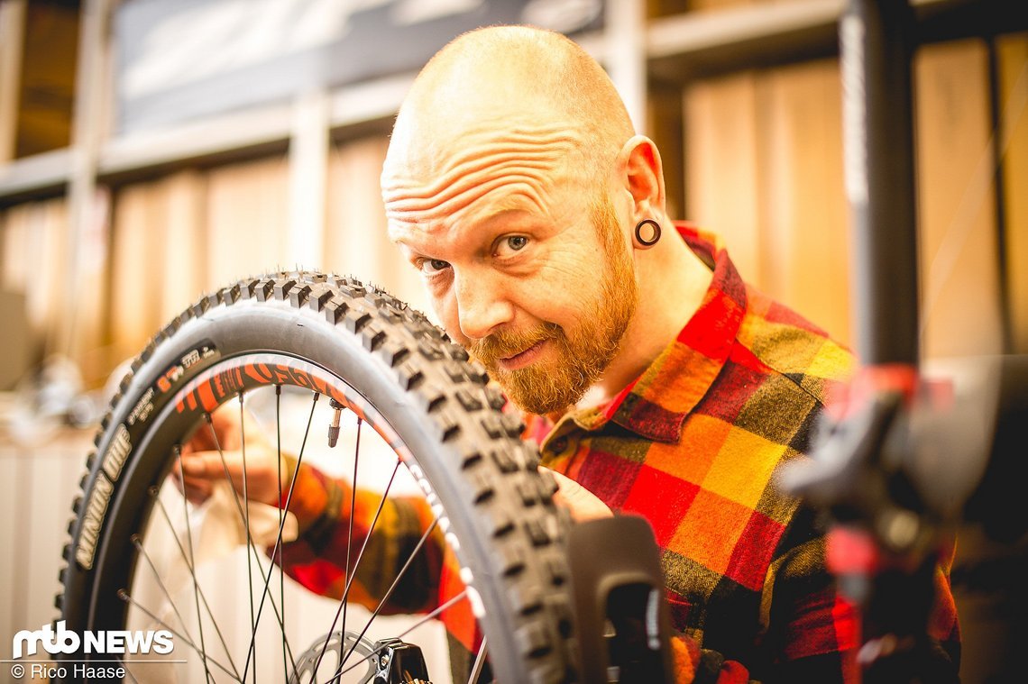 Auch SRAM-Mechanikerguru Carsten Wollenhaupt hilft tatkräftig beim Aufbau