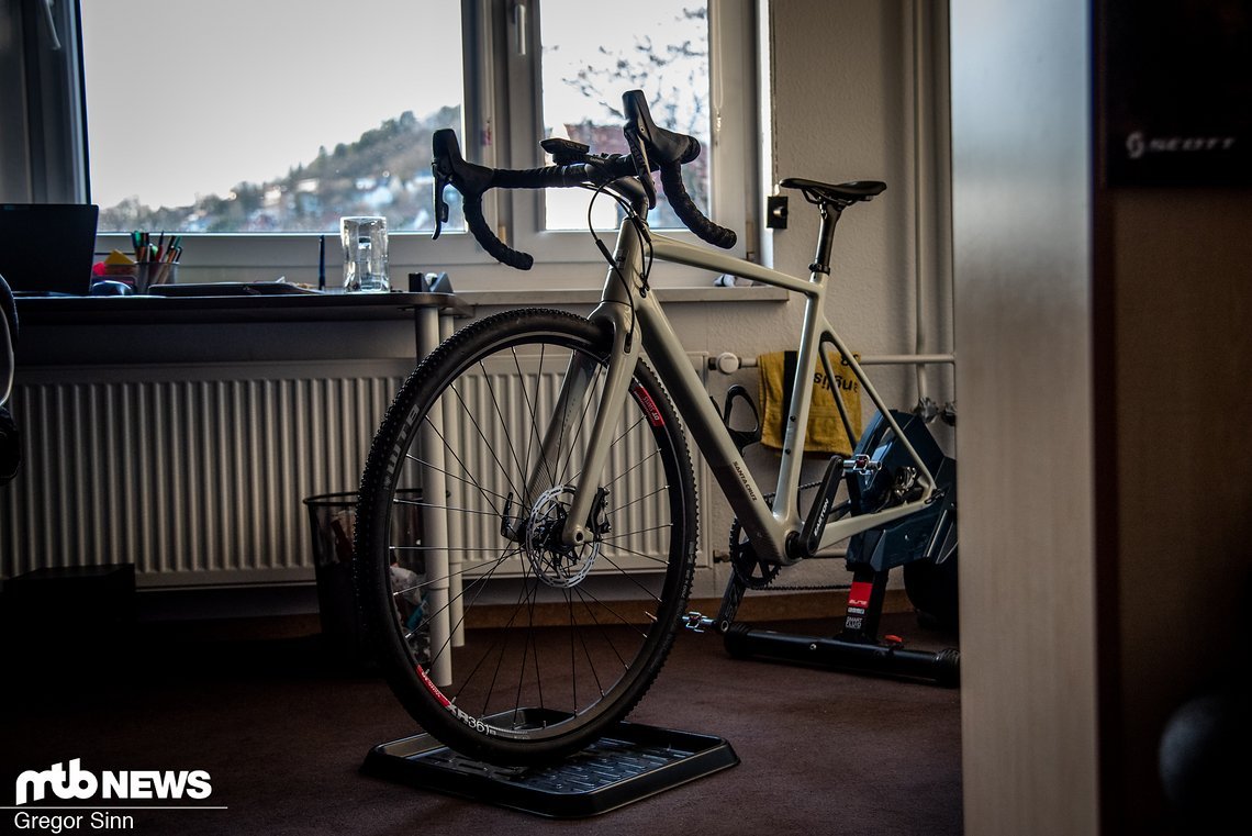 In ihrem winzigen Studenten-Zimmer im Zentrum Jenas hat Nina noch eine Rennrad-Rolle aufgebaut