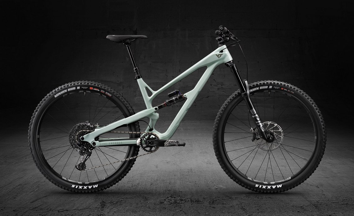 YT Industries Jeffsy 29 CF Pro: Preislich mit 3.899 € etwas unter dem Race-Modell angesiedelt, bietet das Bike neben einer soliden Ausstattung auch eine ganz neue Farbe.