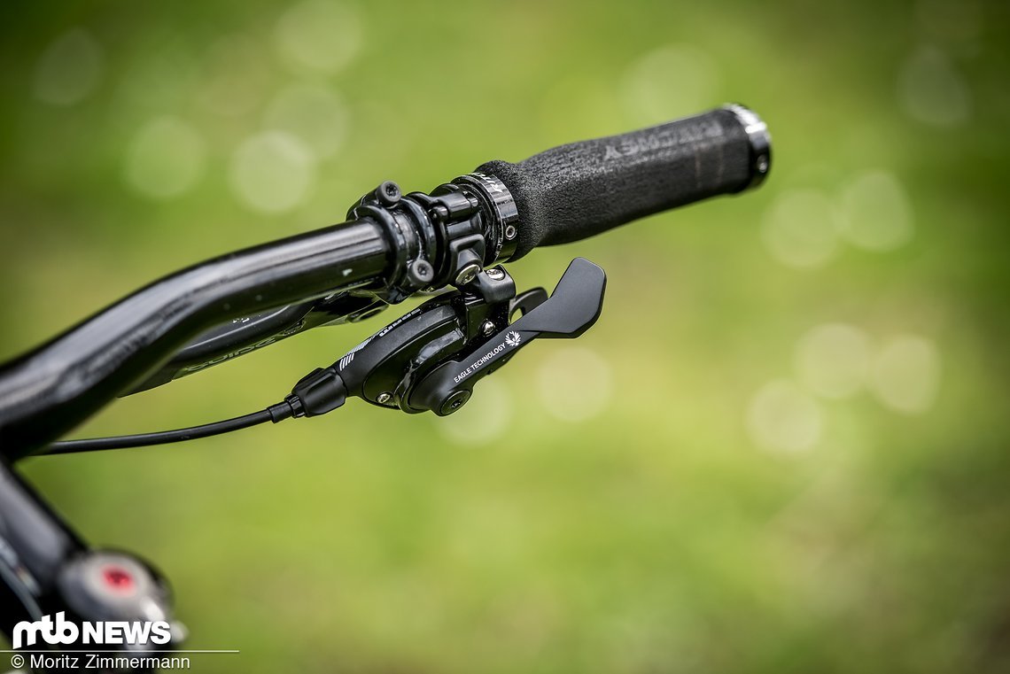 Der NX Eagle-Trigger mit seinen beiden Schalthebeln. Montierbar mit Lenkerschelle und MatchMaker-kompatibel.