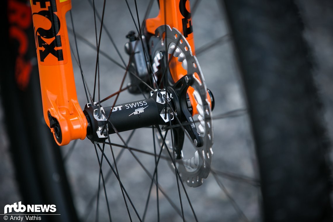 Zudem sind an dem Rennbike Komponenten von DT Swiss und Fox montiert