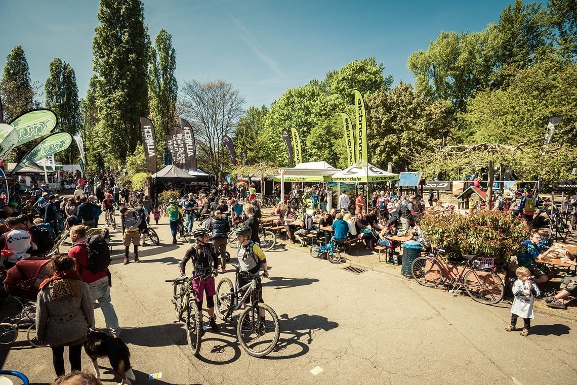 Die Atmosphäre im Biergarten ist gemütlich und lädt zum Verweilen ein