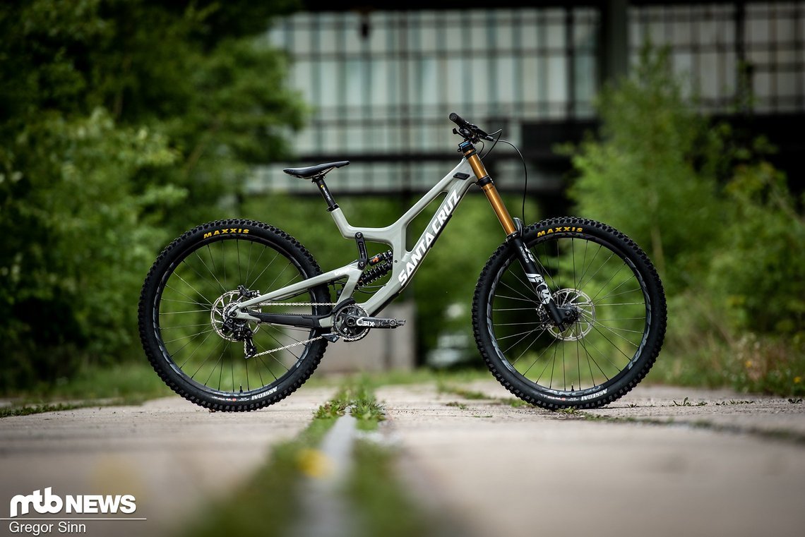 Das aktuelle Santa Cruz V10 CC 29 X01 präsentiert sich als effizientes und durchdachtes Racebike