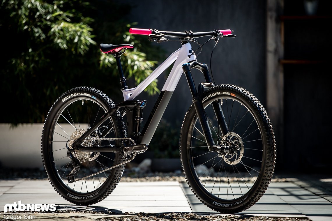 Neben dem recht pinken Race-Modell für 2.599 € gibt es noch ein knallbuntes SL-Modell für 3.499 €.
