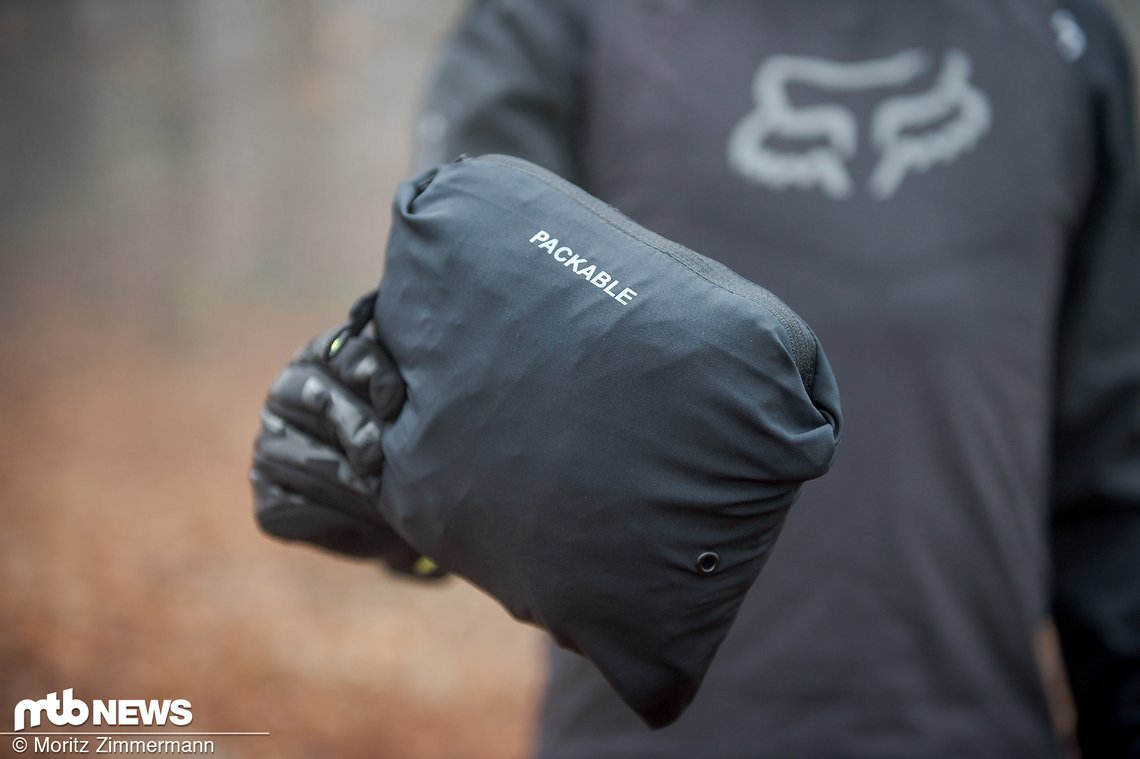 Wenn er nicht benötigt wird lässt sich der Fox Ranger Wind Pullover einfach in sich selbst verstauen